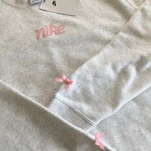 BRAND NEW! VIRAL NIKE coquette pink bow crewneck sweatshirt